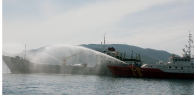 Các tàu TKCN đến hiện trường, nhanh chóng phối hợp và sử dụng các biện pháp dập tắt đám cháy và cứu hộ người nhanh nhất